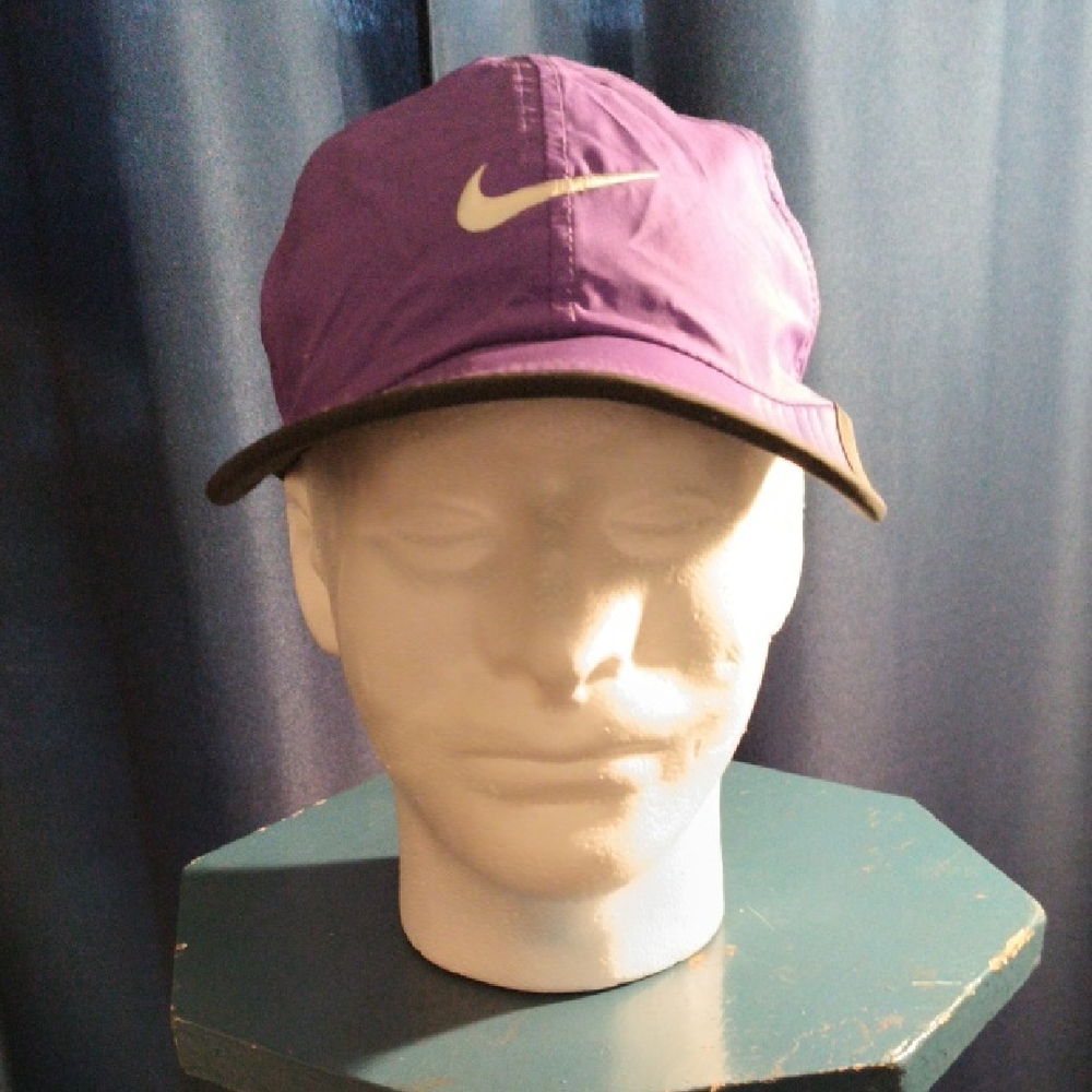 Nike Featherlight  Dri-Fit Men's Purple and Black Cap Like New